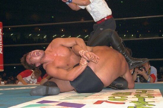 フィニッシュとなったチキンウイングアームロック。中邑は鬼の形相で締め上げた