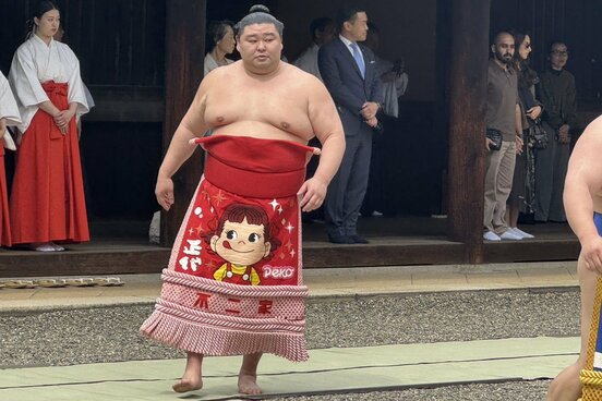 中庭参拝に向かう正代