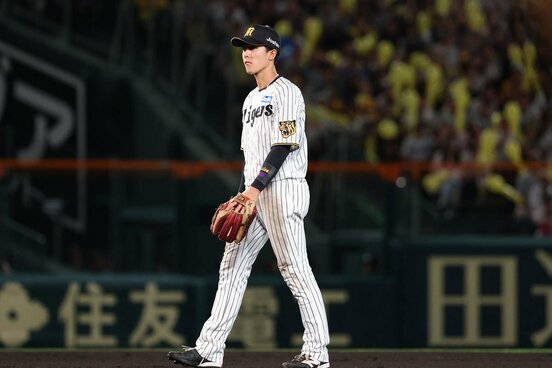 ７回、守備でミスが出てしまい渋い表情の阪神・小幡