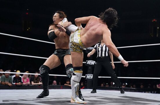 竹下幸之介（左）はかつての相棒マイク・ベイリーのキックを浴びる（©All Elite Wrestling）