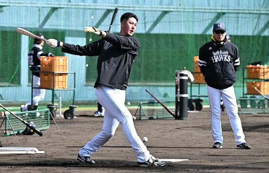 村松野手チーフコーチ（右）に見守られ打撃練習する秋広優人