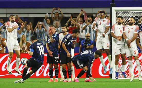 Ｗ杯通算19得点目のFKを決めたメッシ（左から２人目＝ロイター）