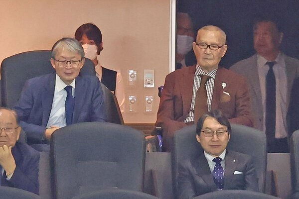 開幕戦の観戦に訪れた巨人・長嶋茂雄終身名誉監督(右奥)