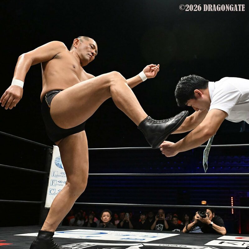 鈴木みのる(左)に得意技「名刺渡し」をスカされる新橋二郎