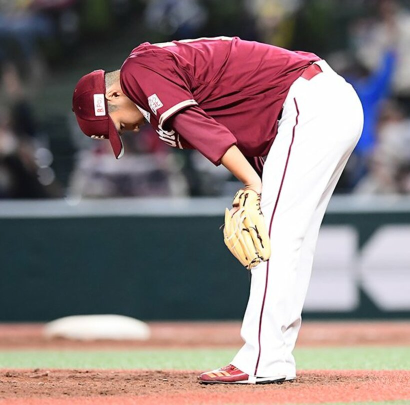  ５回、森に逆転３ランを浴びた則本昂はガックリ