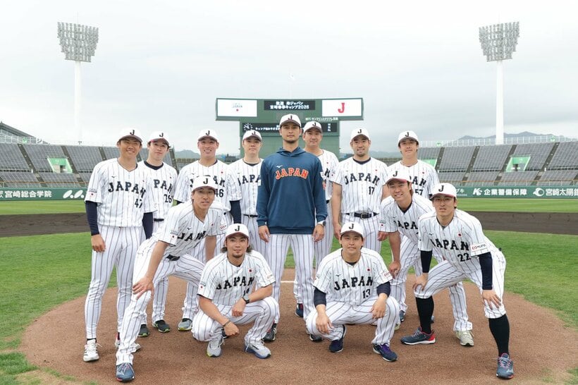 アドバイザーのダルビッシュ有(中央)とともに記念撮影を行った侍ジャパン投手陣