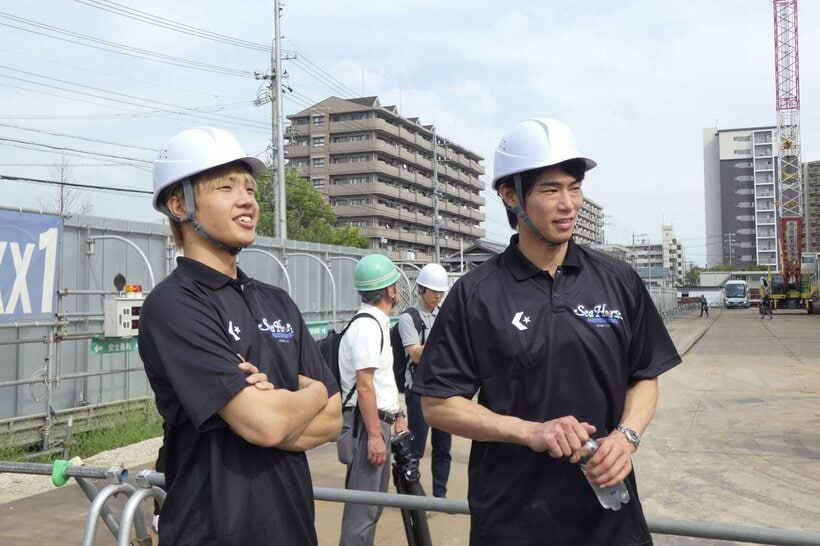 建設現場を見学する西田優大（左）と須田侑太郎
