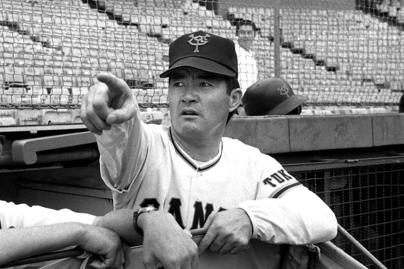 ベンチで厳しい表情の長嶋さん（７５年）