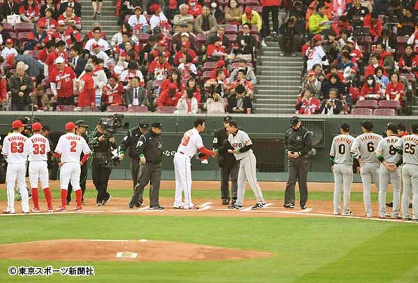  昨年の広島―巨人の開幕戦。今年はファンの声援は届かないが、待ちに待った幕開けだ