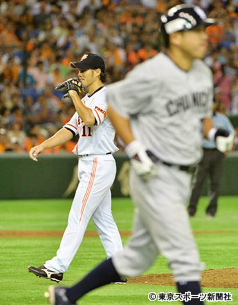７回、谷繁（右）に３者連続押し出し四球を与えた久保