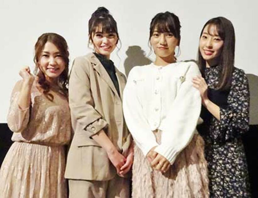 右から藤江れいな、高城亜樹、前田亜美、佐藤実絵子