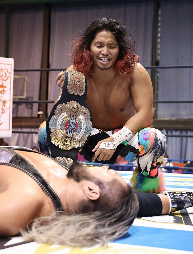  ＮＥＶＥＲのベルトを手に、王者ＥＶＩＬ(下)を挑発するヒロム