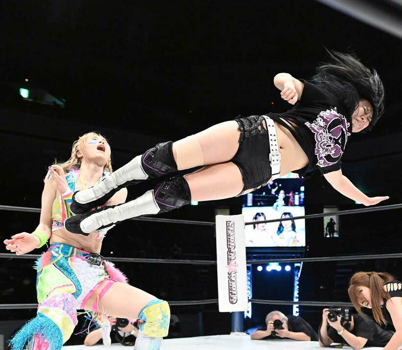  岩谷麻優（左）強烈なキックを浴びせる渡辺桃（東スポWeb）