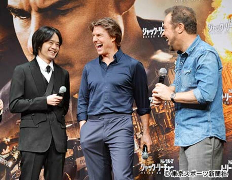 池松壮亮（左）の正直な告白に大笑いのトム・クルーズ（中）とエドワード・ズウィック監督