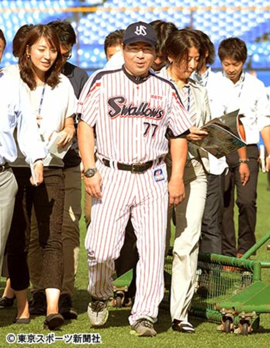 普段着野球で日本シリーズに臨む真中監督（中）