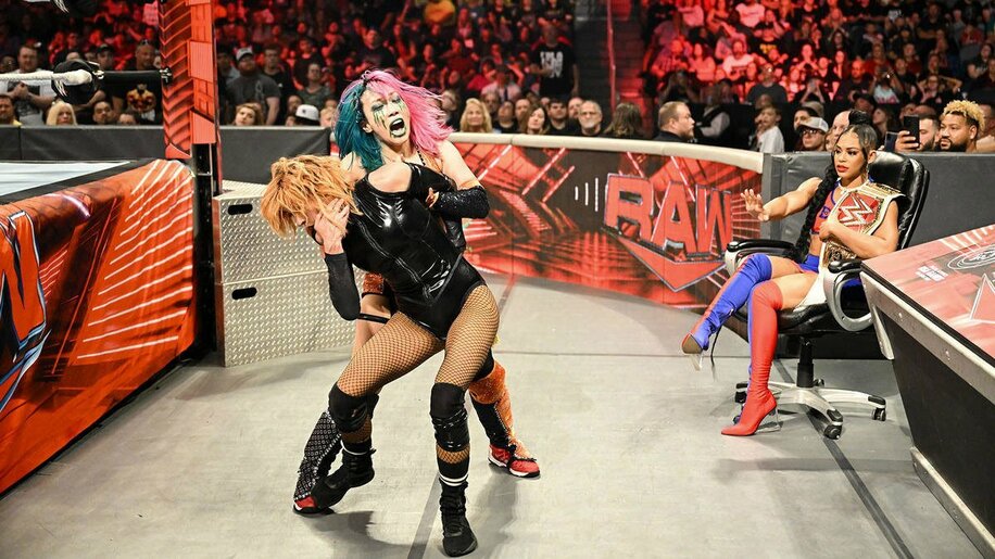 ロウ女子王者ビアンカ・ブレア（右）の前で、ベッキー・リンチ（手前）を捕らえるアスカ(©2022 WWE, Inc. All Rights Reserved.)