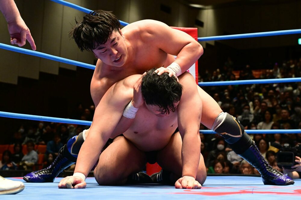 鈴木秀樹を攻める青柳優馬（上）
