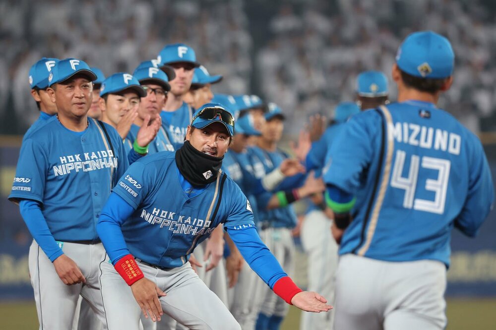 ナインをロータッチで迎える新庄監督