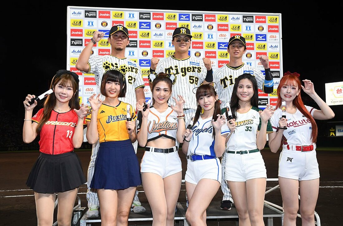 試合後、台湾チアガールと記念撮影を行う(後列左から)伊藤将司、前川右京、近本光司