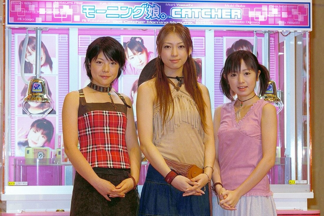 モーニング娘。加入当時の小川麻琴(左)。中央は飯田圭織、右は紺野あさ美(2002年)