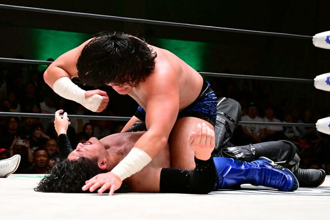 試合後、煌牙(上)に馬乗りでボコボコにされるOZAWA
