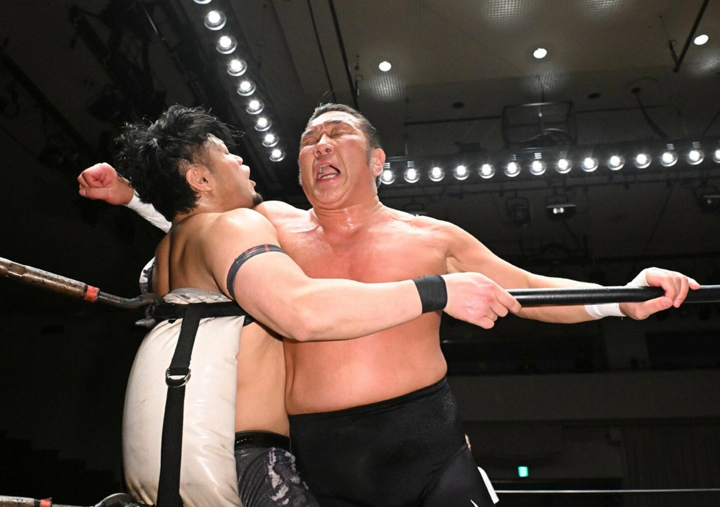 加藤良輝（左）を攻めるドン・フジイ