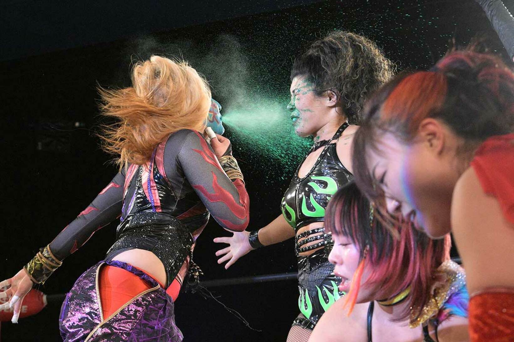 仲間のZONES（右）に毒霧を浴びせた愚零闘咲夜