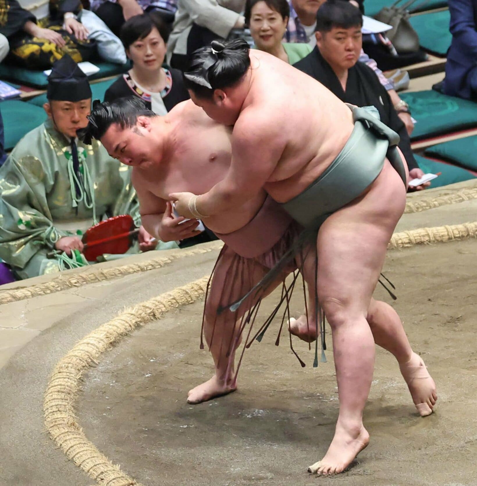 明生(右)を下手投げで下した炎鵬