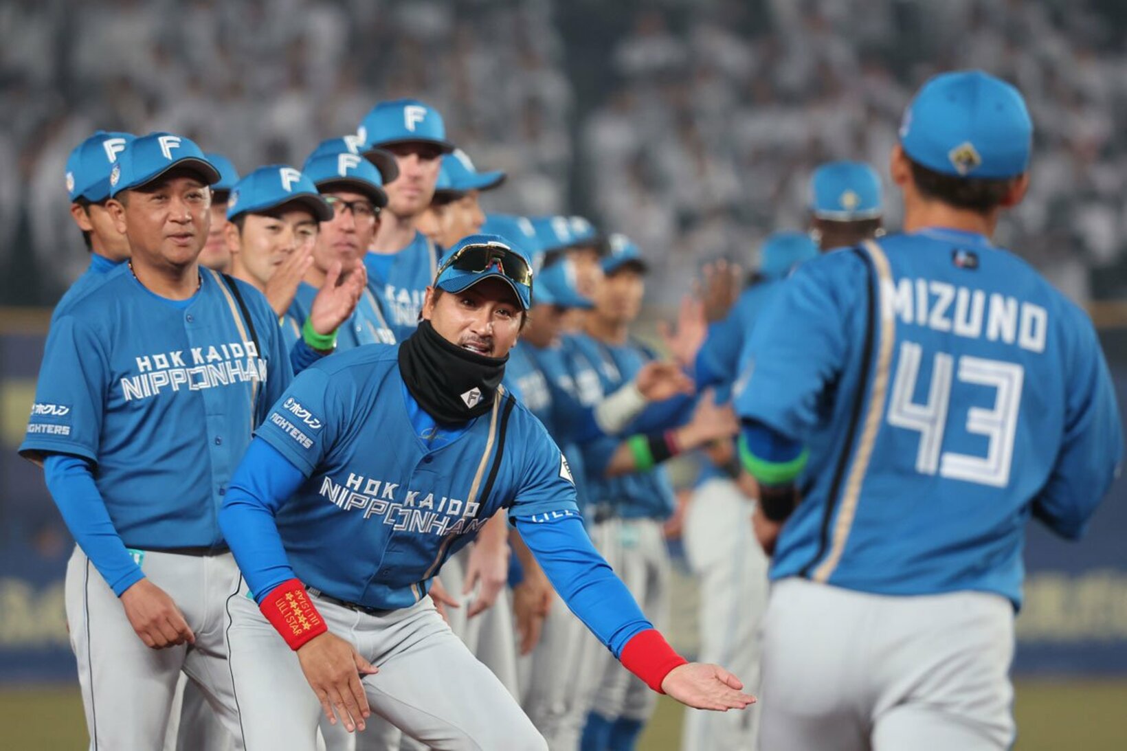 ナインをロータッチで迎える新庄監督