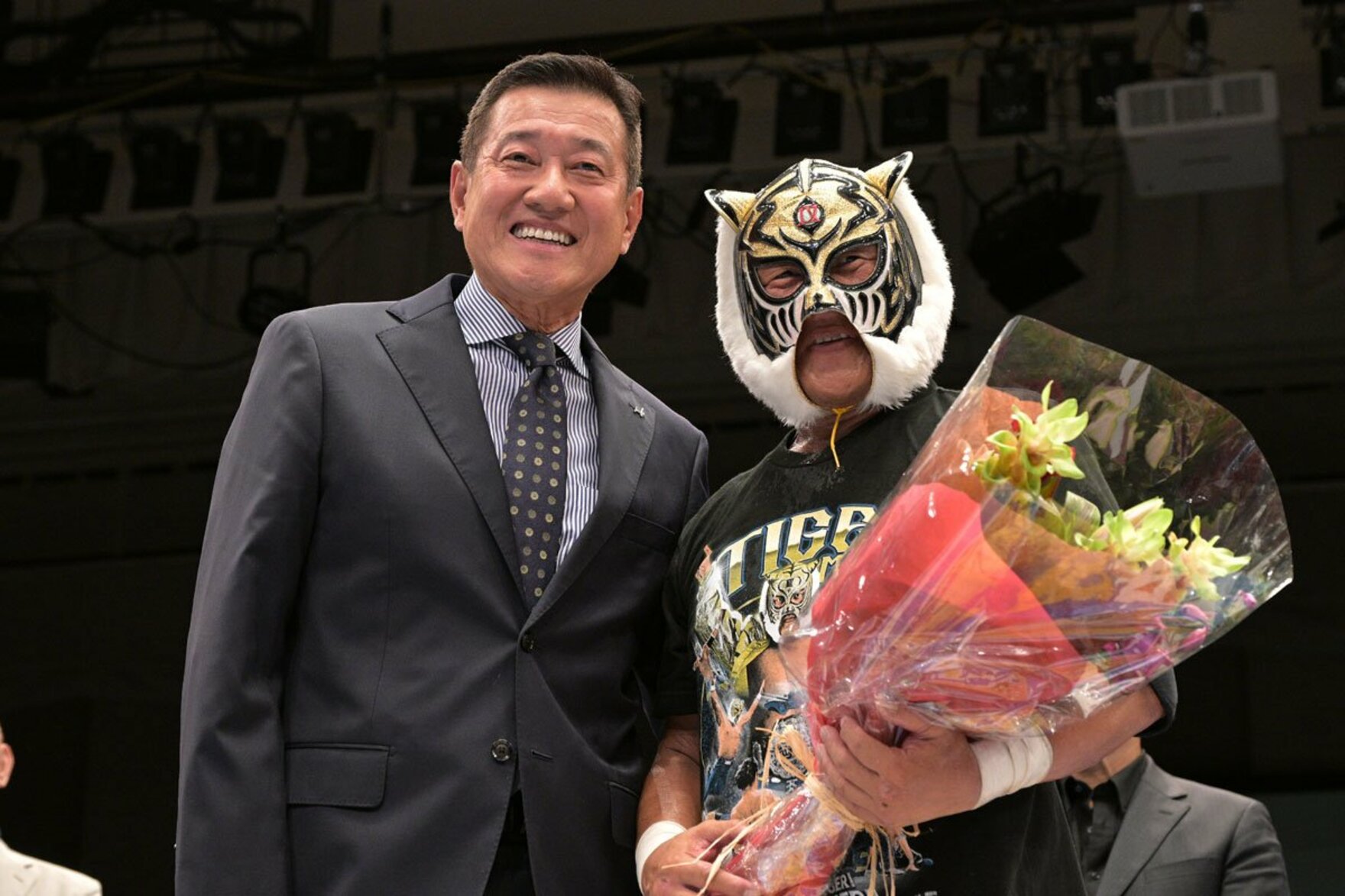 引退セレモニーに登場し、タイガーマスク(右)に花束を贈った原辰徳氏