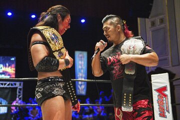 鷹木信悟(右)と対戦するAEWの竹下幸之介（新日本プロレス提供）