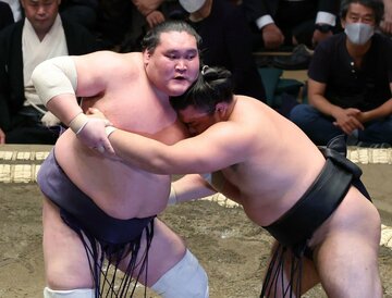  霧馬山（右）を寄り切った照ノ富士（東スポWeb）