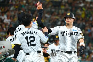 MLBのスカウト陣から、プレー以外の姿も注視されていた阪神・佐藤輝明(右)