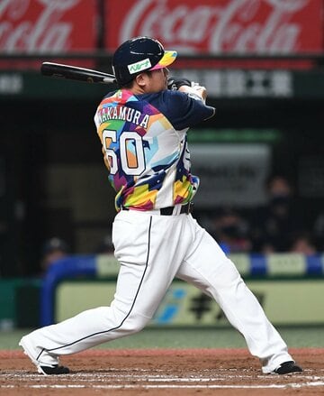  7回に〝岡本バット〟で9号2ランを放った中村