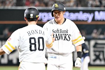 貴重な適時打を放ち笑顔を見せる柳田