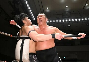 加藤良輝（左）を攻めるドン・フジイ