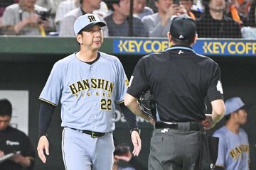 首位攻防の初戦をきっちり取った阪神・藤川監督(左)