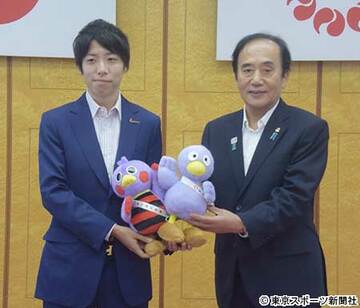  「彩の国功労賞」を贈呈された男子マラソンの設楽悠太（左）