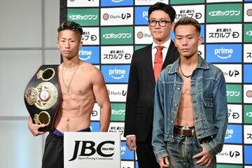 前日計量を行った井上拓真(左)と堤聖也