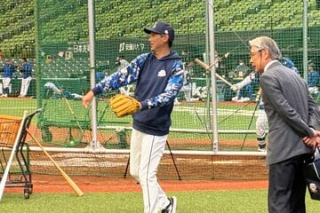 オープン戦の手応えもあってか、試合前もリラックスした様子だった西武・西口監督(中)