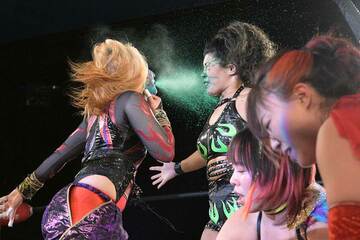 仲間のZONES（右）に毒霧を浴びせた愚零闘咲夜