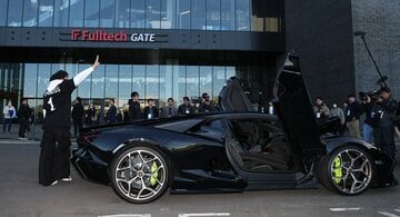 スーパーカーで球場入りした新庄剛志監督