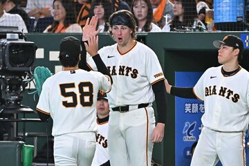 ７回のピンチをしのいだ船迫大雅(左)とハイタッチをかわす巨人・ウィットリー