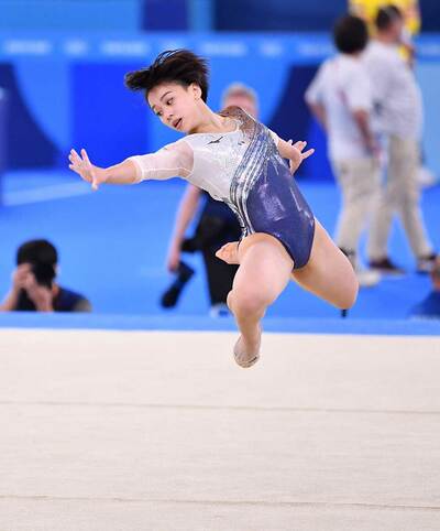 写真：【体操】女子エース・村上茉愛は個人総合5位 最終種目で着地
