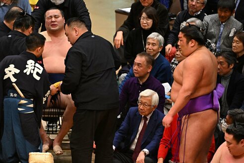 初場所】尊富士が負傷の北の若を気遣う 土俵から下りて寄り添う行動に