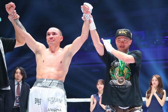 試合後、フアンフラン・エストラダ(左)と健闘をたたえ合った那須川天心