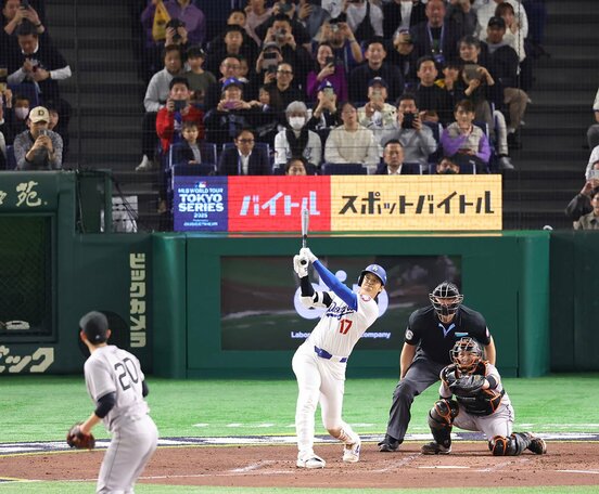 アッパースイングで豪快な２ランを放ったドジャース・大谷翔平(中)