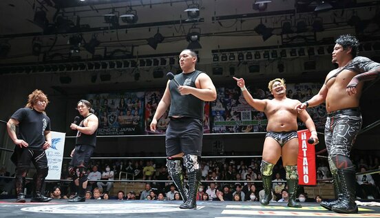 ジェイソン・リー、箕浦康太(左側)の「我蛇髑髏」離脱示唆に、表情が曇る菊田円(中央)。右側はISHINと加藤良輝