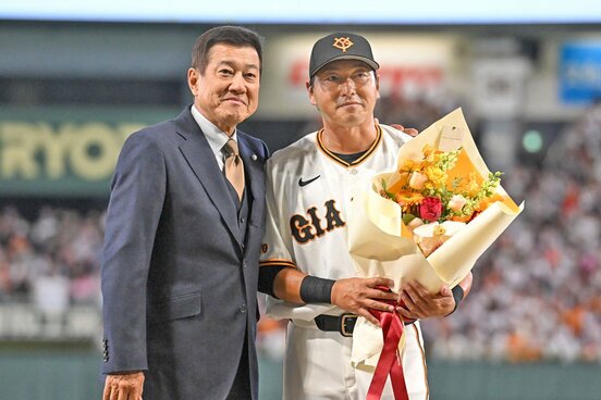 巨人の前監督・原辰徳氏(左)と記念撮影を行った長野久義氏