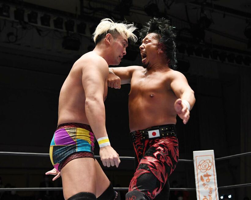  オカダ（左）を攻める鷹木